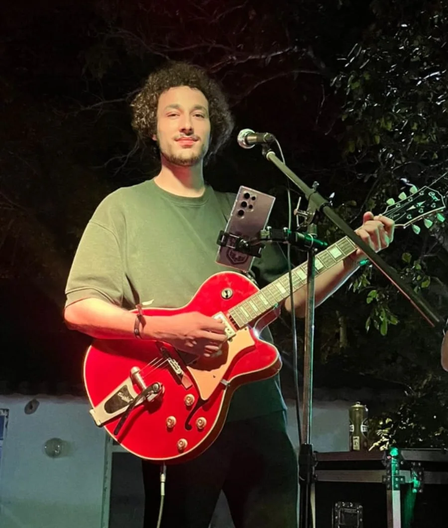 İbrahim Kandıralı sahnede gitar çalarken