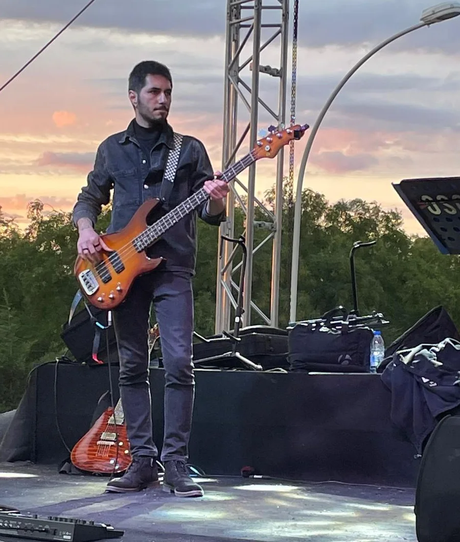 Mert Can Saltan sahnede bas gitar çalarken