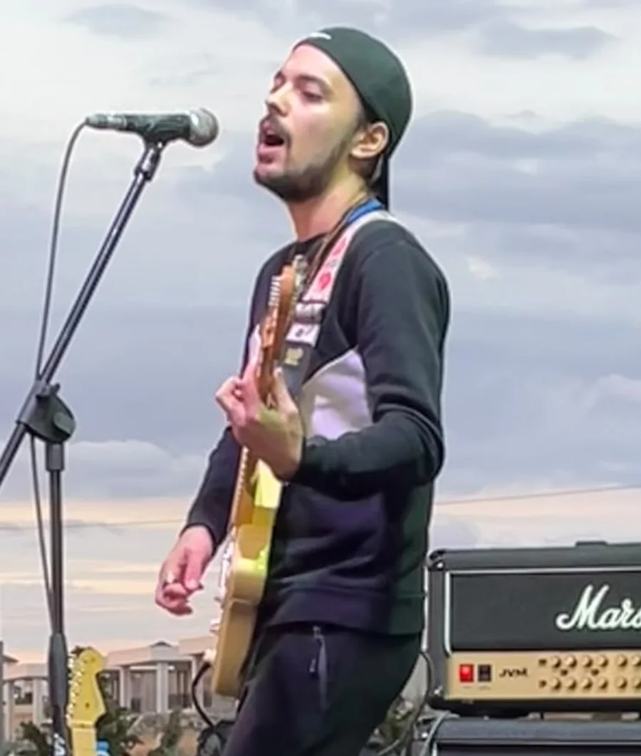 Miraçhan Uzgören sahnede gitar çalarken